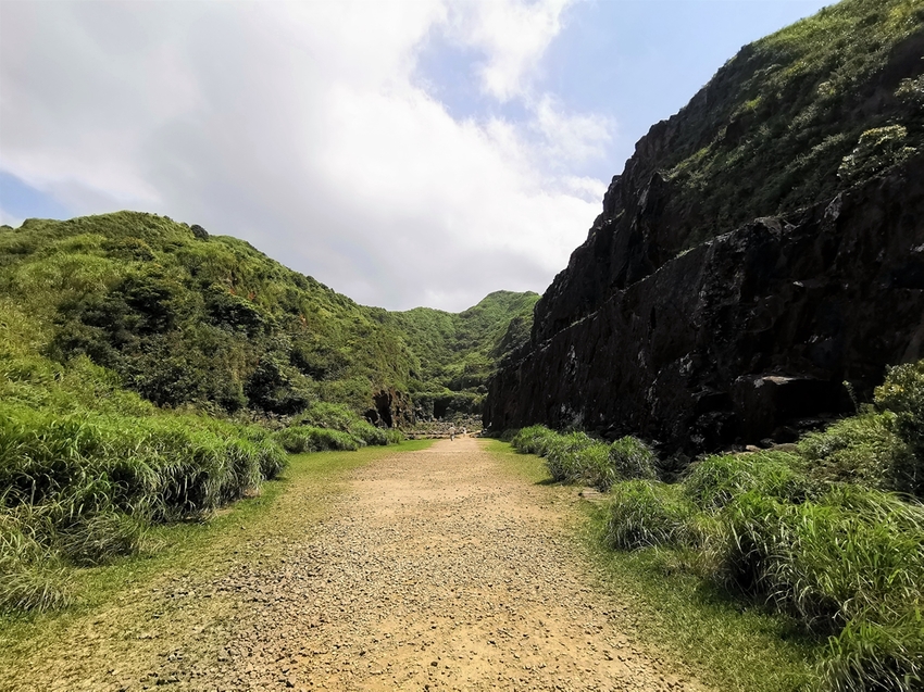 【新北市瑞芳景點】金瓜石地質公園~本山礦場外星石頭陣美拍，詭譎氣氛彷彿來到異次元空間 - 旅遊夜市趴趴走