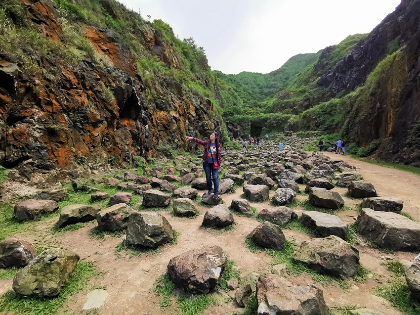 【新北市瑞芳景點】金瓜石地質公園~本山礦場外星石頭陣美拍，詭譎氣氛彷彿來到異次元空間 - 旅遊夜市趴趴走