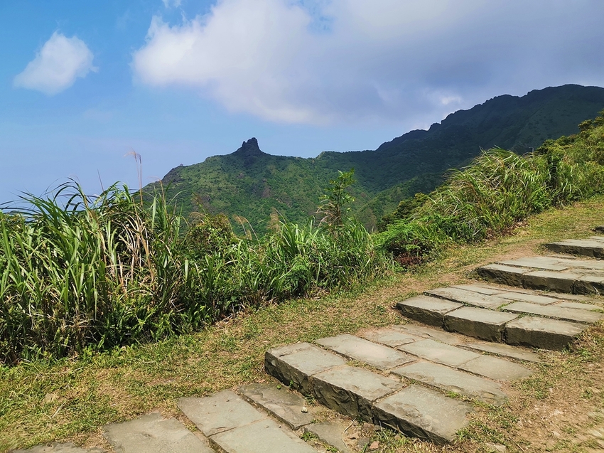 【新北市瑞芳景點】金瓜石地質公園~本山礦場外星石頭陣美拍，詭譎氣氛彷彿來到異次元空間 - 旅遊夜市趴趴走