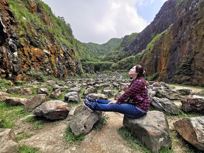 【新北市瑞芳景點】金瓜石地質公園~本山礦場外星石頭陣美拍，詭譎氣氛彷彿來到異次元空間 - 旅遊夜市趴趴走