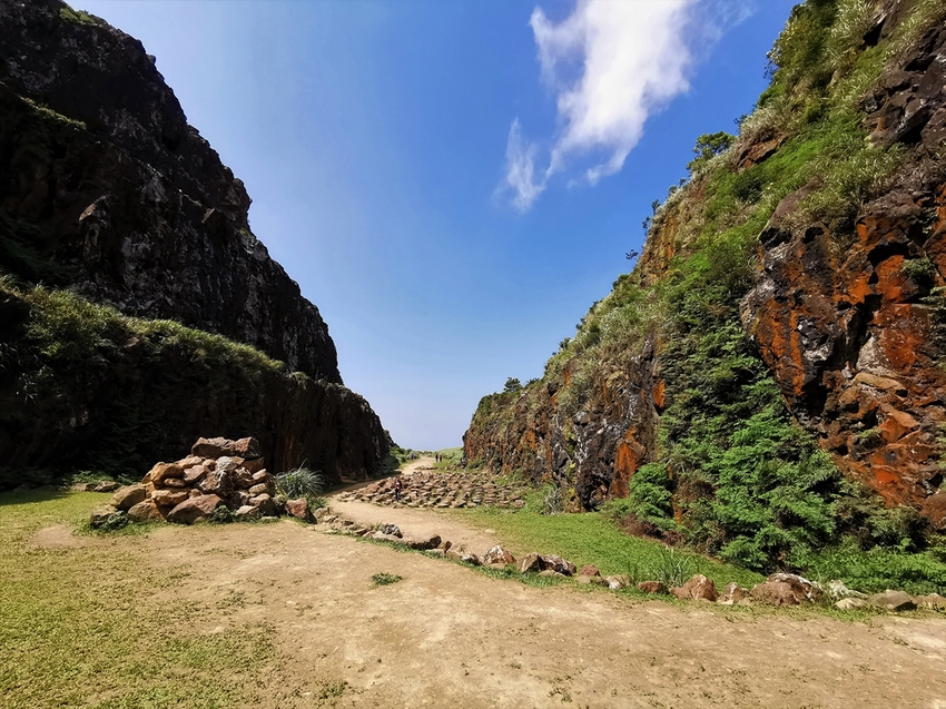 【新北市瑞芳景點】金瓜石地質公園~本山礦場外星石頭陣美拍，詭譎氣氛彷彿來到異次元空間 - 旅遊夜市趴趴走