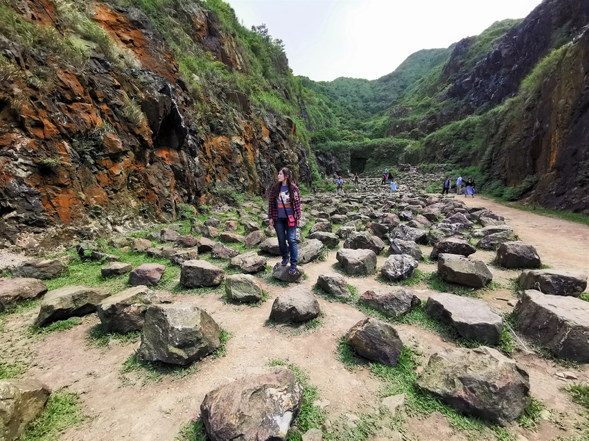 【新北市瑞芳景點】金瓜石地質公園~本山礦場外星石頭陣美拍，詭譎氣氛彷彿來到異次元空間 - 旅遊夜市趴趴走