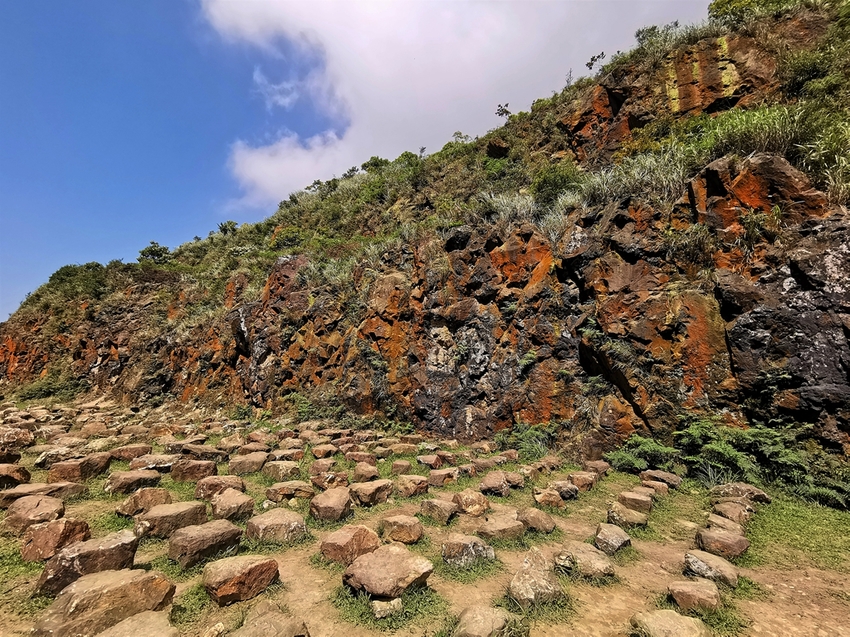 【新北市瑞芳景點】金瓜石地質公園~本山礦場外星石頭陣美拍，詭譎氣氛彷彿來到異次元空間 - 旅遊夜市趴趴走