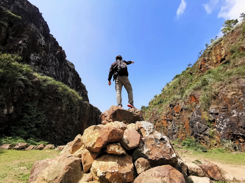 【新北市瑞芳景點】金瓜石地質公園~本山礦場外星石頭陣美拍，詭譎氣氛彷彿來到異次元空間 - 旅遊夜市趴趴走