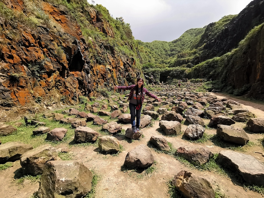 【新北市瑞芳景點】金瓜石地質公園~本山礦場外星石頭陣美拍，詭譎氣氛彷彿來到異次元空間 - 旅遊夜市趴趴走
