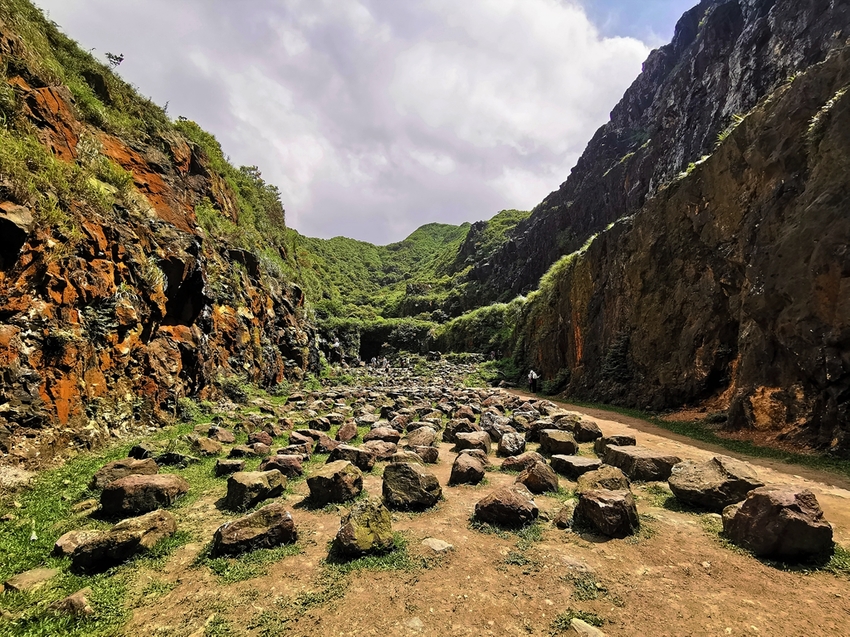 【新北市瑞芳景點】金瓜石地質公園~本山礦場外星石頭陣美拍，詭譎氣氛彷彿來到異次元空間 - 旅遊夜市趴趴走