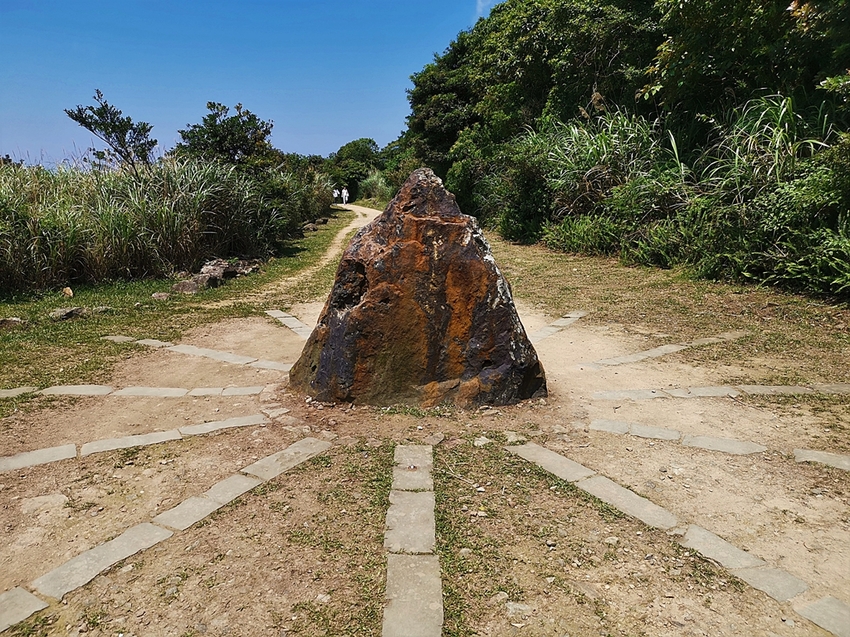 【新北市瑞芳景點】金瓜石地質公園~本山礦場外星石頭陣美拍，詭譎氣氛彷彿來到異次元空間 - 旅遊夜市趴趴走