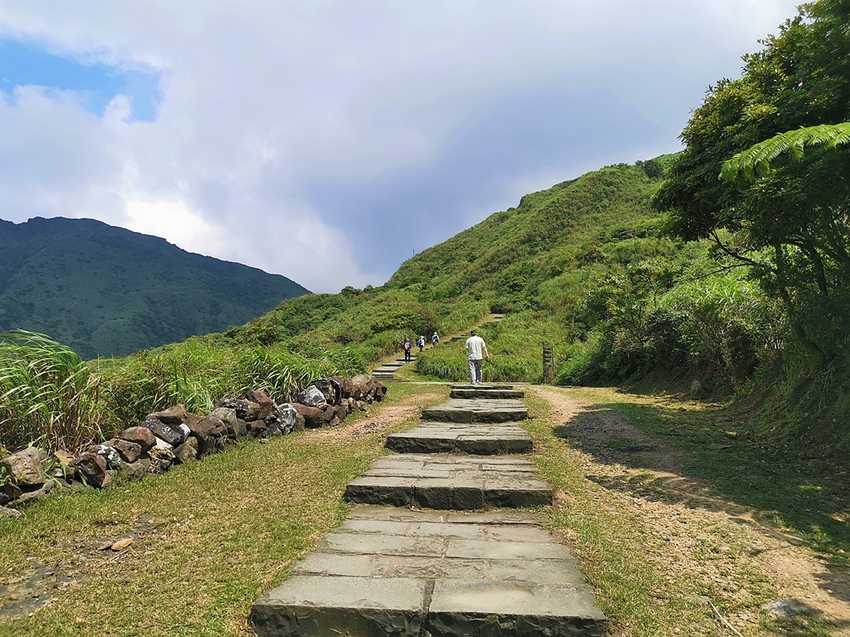 【新北市瑞芳景點】金瓜石地質公園~本山礦場外星石頭陣美拍，詭譎氣氛彷彿來到異次元空間 - 旅遊夜市趴趴走