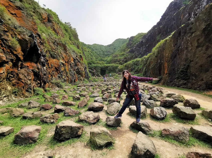 【新北市瑞芳景點】金瓜石地質公園~本山礦場外星石頭陣美拍，詭譎氣氛彷彿來到異次元空間 - 旅遊夜市趴趴走