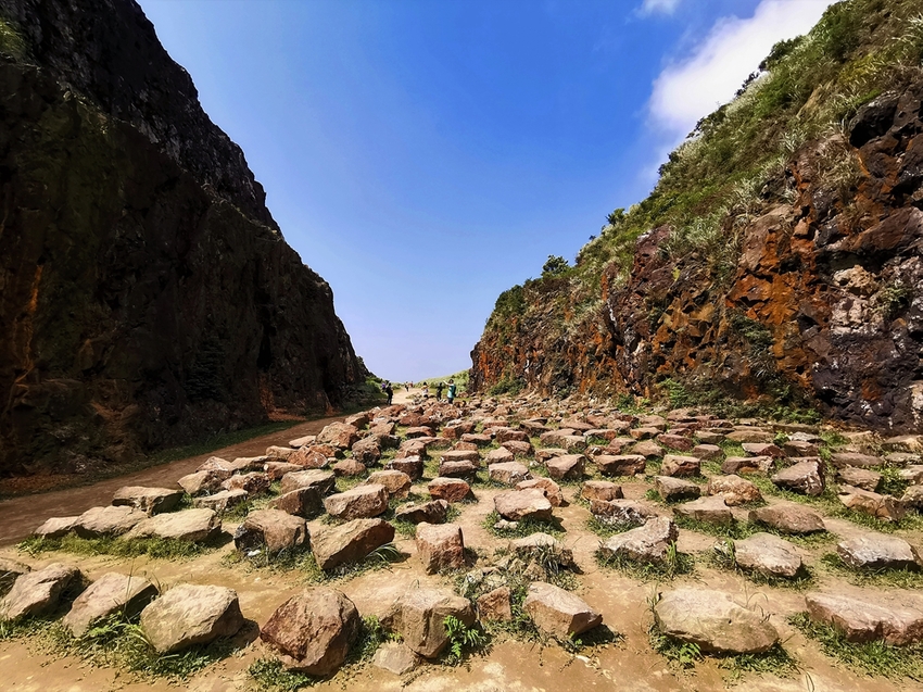 【新北市瑞芳景點】金瓜石地質公園~本山礦場外星石頭陣美拍，詭譎氣氛彷彿來到異次元空間 - 旅遊夜市趴趴走