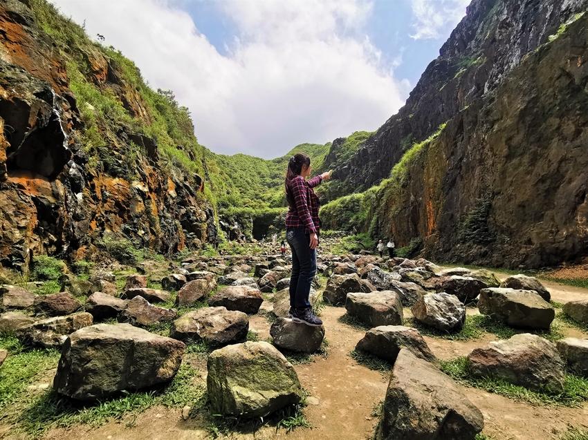 【新北市瑞芳景點】金瓜石地質公園~本山礦場外星石頭陣美拍，詭譎氣氛彷彿來到異次元空間 - 旅遊夜市趴趴走