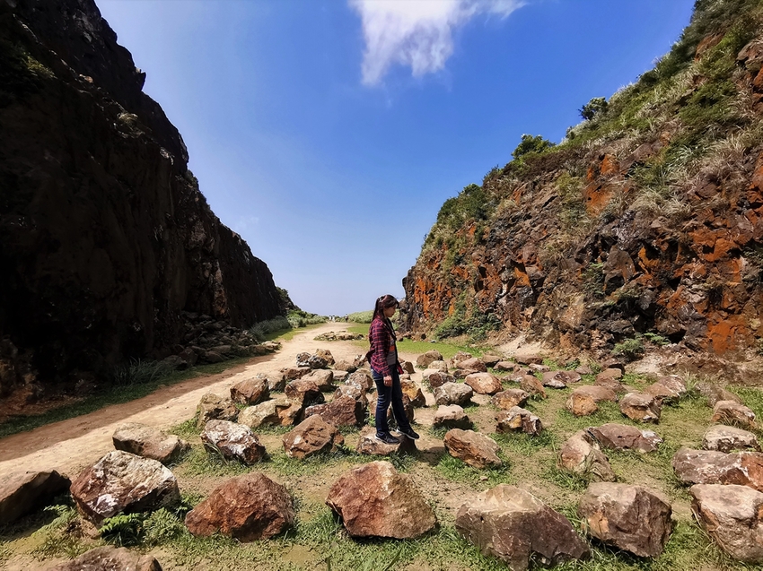 【新北市瑞芳景點】金瓜石地質公園~本山礦場外星石頭陣美拍，詭譎氣氛彷彿來到異次元空間 - 旅遊夜市趴趴走