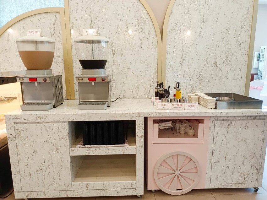 桃園吃到飽-超過數十道餐點通通都能無限續點，可愛的機器人幫你送餐!