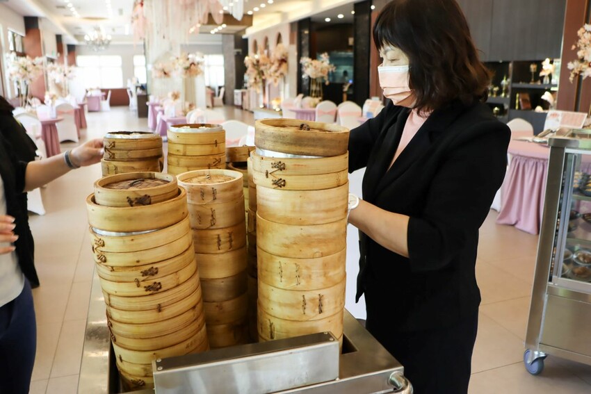 桃園吃到飽-超過數十道餐點通通都能無限續點，可愛的機器人幫你送餐!