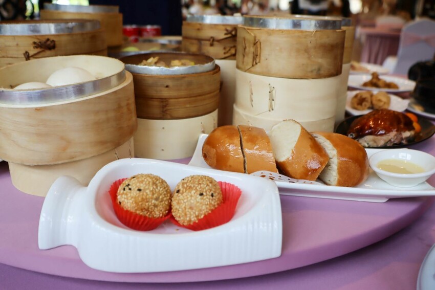 桃園吃到飽-超過數十道餐點通通都能無限續點，可愛的機器人幫你送餐!