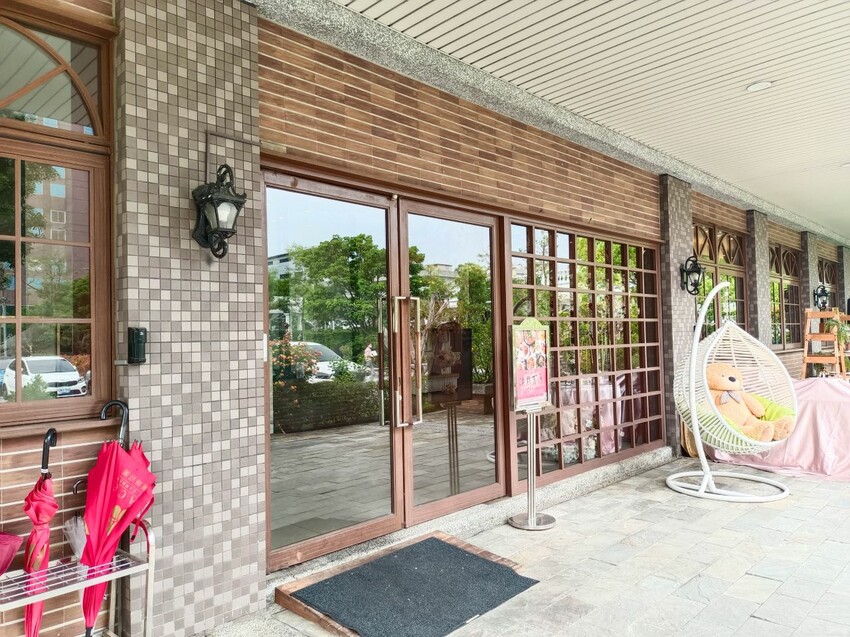 桃園吃到飽-超過數十道餐點通通都能無限續點，可愛的機器人幫你送餐!