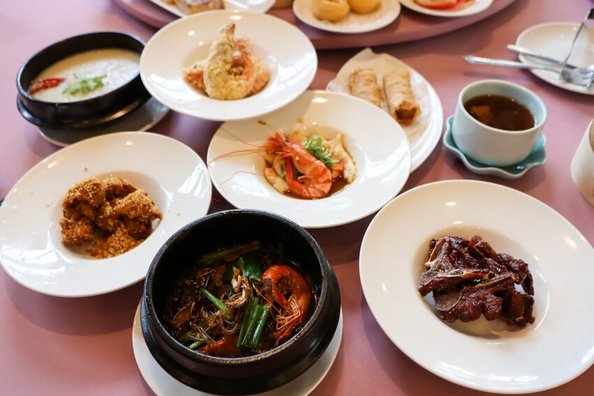 桃園吃到飽-超過數十道餐點通通都能無限續點，可愛的機器人幫你送餐!