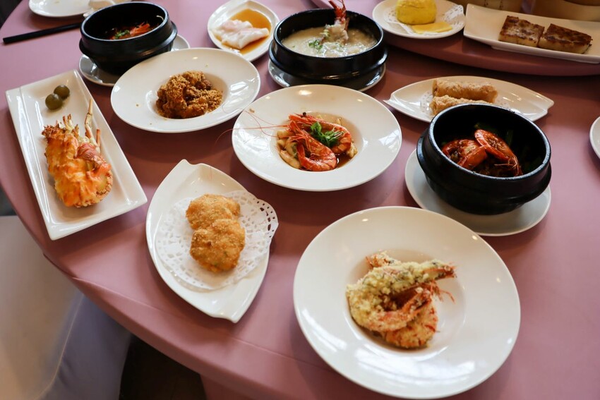 桃園吃到飽-超過數十道餐點通通都能無限續點，可愛的機器人幫你送餐!