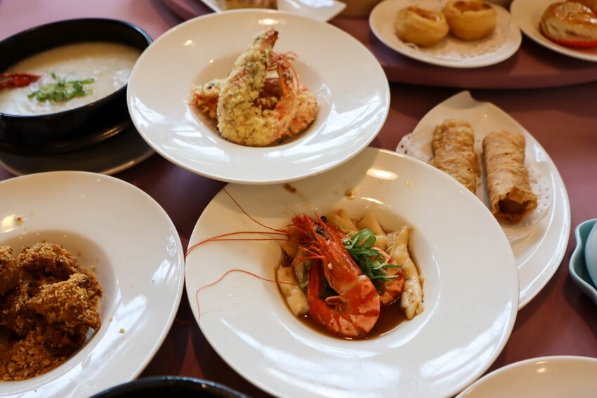 桃園吃到飽-超過數十道餐點通通都能無限續點，可愛的機器人幫你送餐!