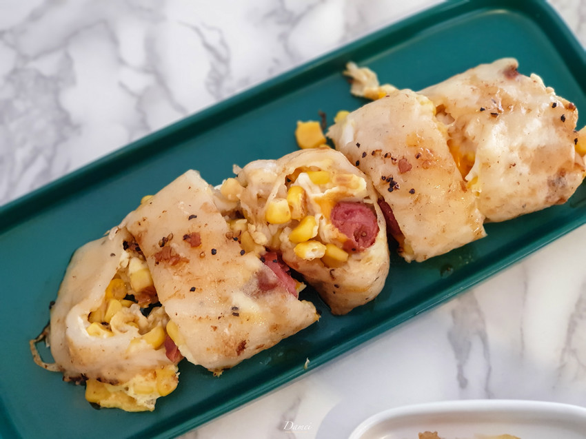 高雄新興｜厚，TEL 手作早餐-文青早餐店，鹹蛋加入傳統蛋餅中