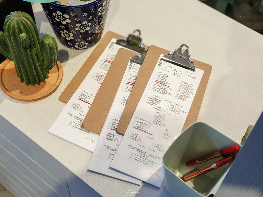 高雄新興｜厚，TEL 手作早餐-文青早餐店，鹹蛋加入傳統蛋餅中