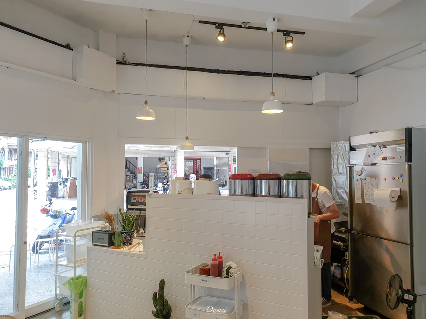 高雄新興｜厚，TEL 手作早餐-文青早餐店，鹹蛋加入傳統蛋餅中