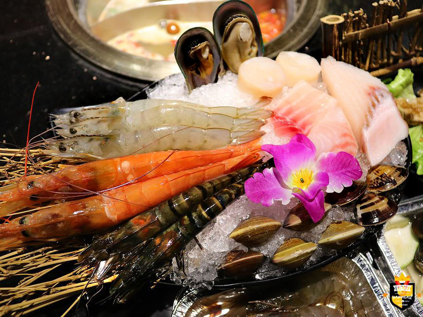 台南火鍋吃到飽／哈根達斯杯冰與雪糕無限供應／三、四月期間限定「哈根達斯雪糕」新上市／三月底前每日限量10組免費送烤肉／中南部唯一火烤兩吃門市／嚴選頂級海陸食材