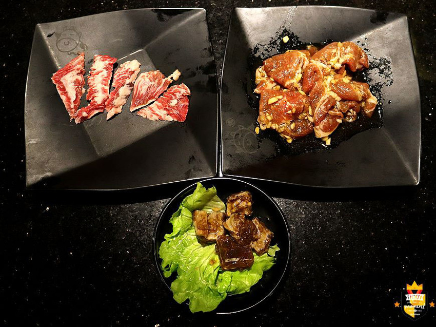 台南火鍋吃到飽／哈根達斯杯冰與雪糕無限供應／三、四月期間限定「哈根達斯雪糕」新上市／三月底前每日限量10組免費送烤肉／中南部唯一火烤兩吃門市／嚴選頂級海陸食材