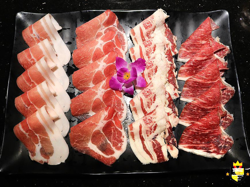 台南火鍋吃到飽／哈根達斯杯冰與雪糕無限供應／三、四月期間限定「哈根達斯雪糕」新上市／三月底前每日限量10組免費送烤肉／中南部唯一火烤兩吃門市／嚴選頂級海陸食材