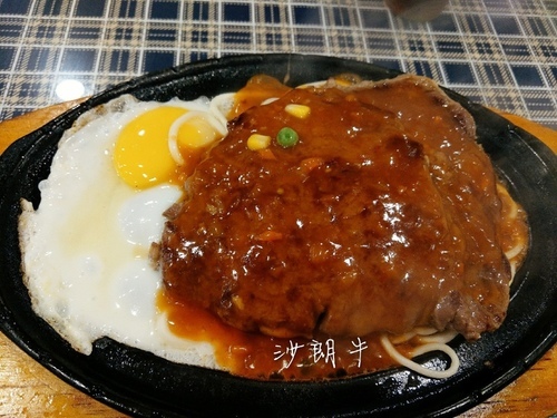 【蘆洲。牛排館】CP值高的平價牛排館-小牛屋。牛排館 /奶油餐包吃得出簡單的幸福