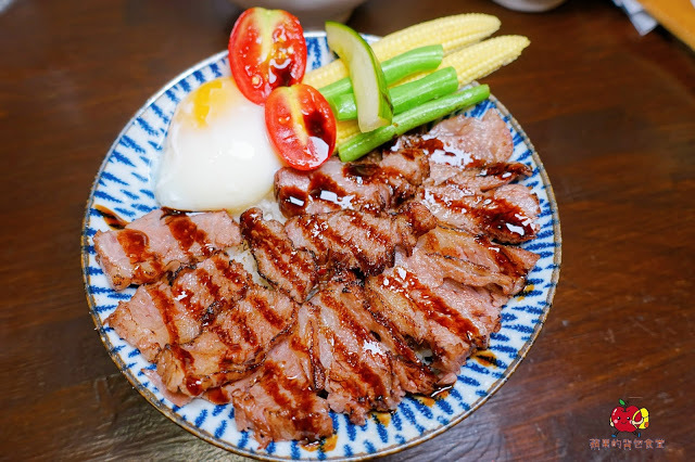 [食記] 新竹東區-硬派主廚的軟嫩料理(東門市場) 心頭軟嫩煙燻炙燒牛排 蒜味起司雙重享受 半筋半肉燉湯膠質滿滿 紅酒醬牛小排脆口又下飯