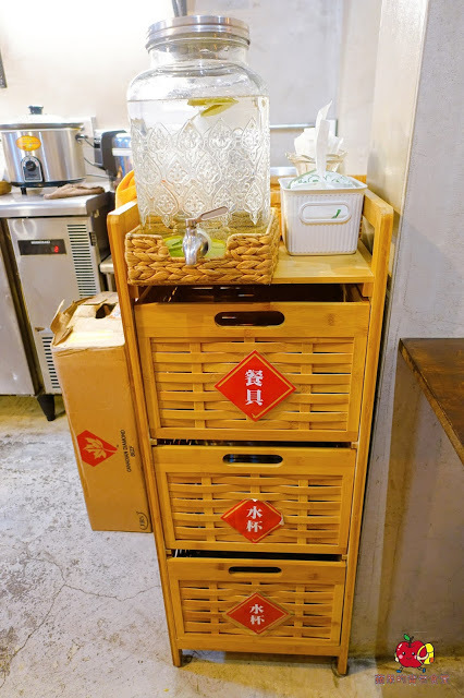 [食記] 新竹東區-硬派主廚的軟嫩料理(東門市場) 心頭軟嫩煙燻炙燒牛排 蒜味起司雙重享受 半筋半肉燉湯膠質滿滿 紅酒醬牛小排脆口又下飯