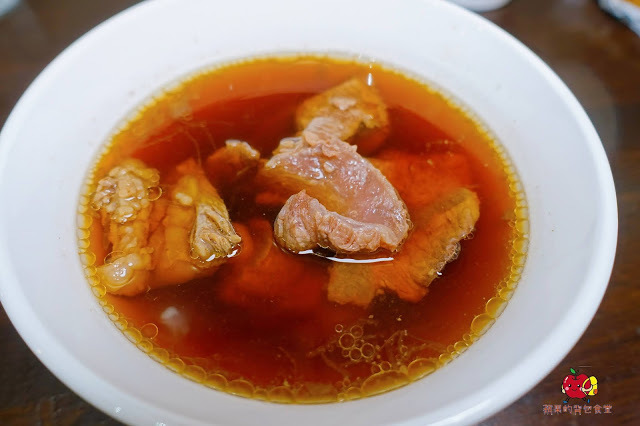 [食記] 新竹東區-硬派主廚的軟嫩料理(東門市場) 心頭軟嫩煙燻炙燒牛排 蒜味起司雙重享受 半筋半肉燉湯膠質滿滿 紅酒醬牛小排脆口又下飯