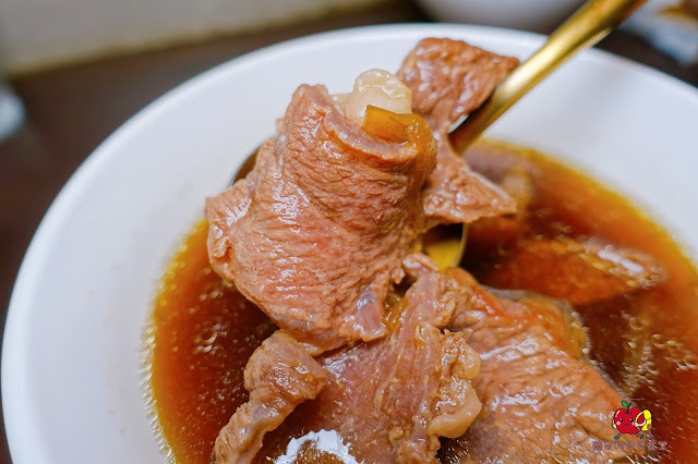 [食記] 新竹東區-硬派主廚的軟嫩料理(東門市場) 心頭軟嫩煙燻炙燒牛排 蒜味起司雙重享受 半筋半肉燉湯膠質滿滿 紅酒醬牛小排脆口又下飯