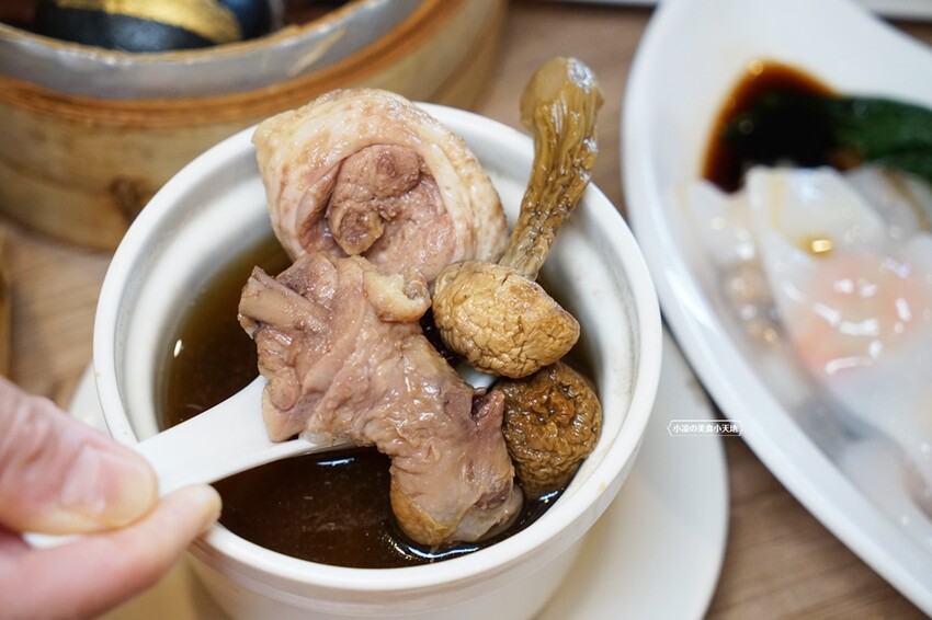 台中港式飲茶吃這家!!少見經典蒸籠手推車,必點燒臘三拼,還有上百道港式餐點,平價又美味!