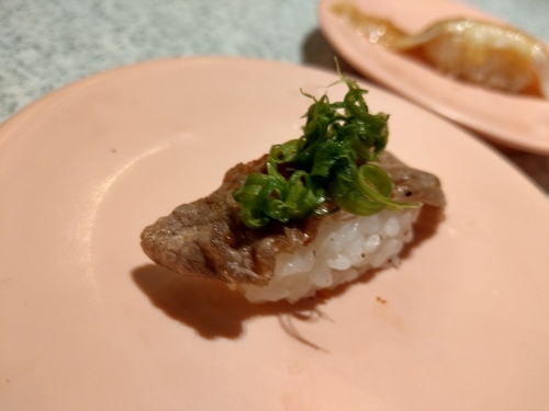 【蘆洲。日式】爭鮮 迴轉壽司 ︳炙燒焦糖鮭魚 心頭好 ︳茶碗蒸 鮮魚味噌湯 每來必吃