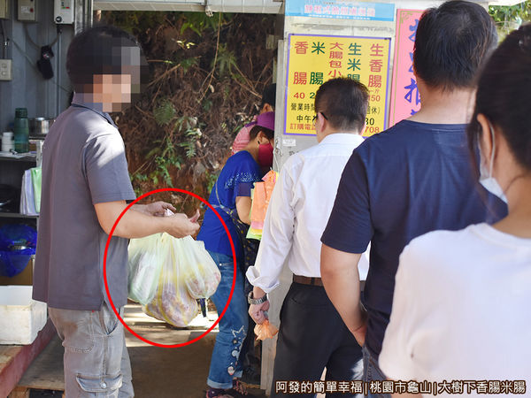 大樹下香腸米腸05-一大袋一大袋買.JPG