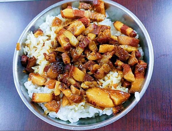 [台北小吃]板橋新埔站「甕中甕炭火煨湯」大甕裝小甕的超特別煨湯/平價湯品選擇多樣/湯濃料多味美/滷肉飯也平價又美味/附菜單