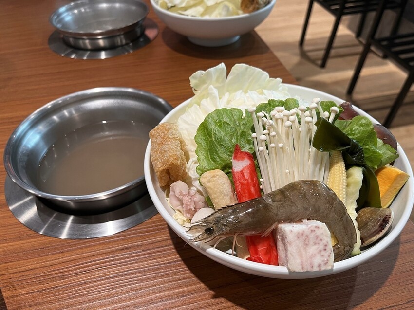 桃園市中壢區【桃園鍋物】真正高CP值【M's涮涮屋桃園店】產地直送海鮮盤份量多又新鮮，不收服務費超佛心，吃火鍋的好選