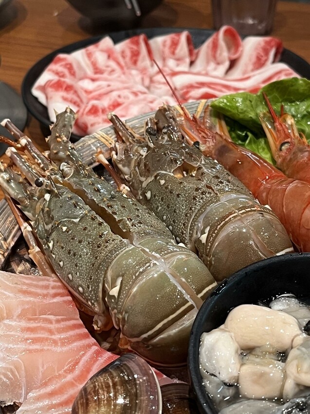 桃園市中壢區【桃園鍋物】真正高CP值【M's涮涮屋桃園店】產地直送海鮮盤份量多又新鮮，不收服務費超佛心，吃火鍋的好選