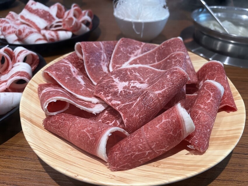 桃園市中壢區【桃園鍋物】真正高CP值【M's涮涮屋桃園店】產地直送海鮮盤份量多又新鮮，不收服務費超佛心，吃火鍋的好選