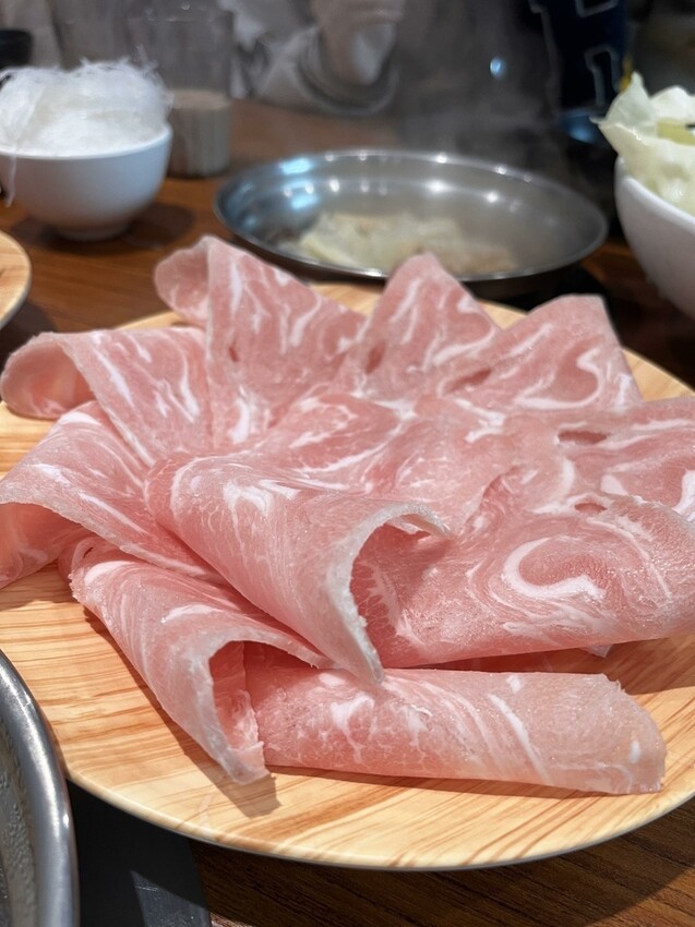 桃園市中壢區【桃園鍋物】真正高CP值【M's涮涮屋桃園店】產地直送海鮮盤份量多又新鮮，不收服務費超佛心，吃火鍋的好選