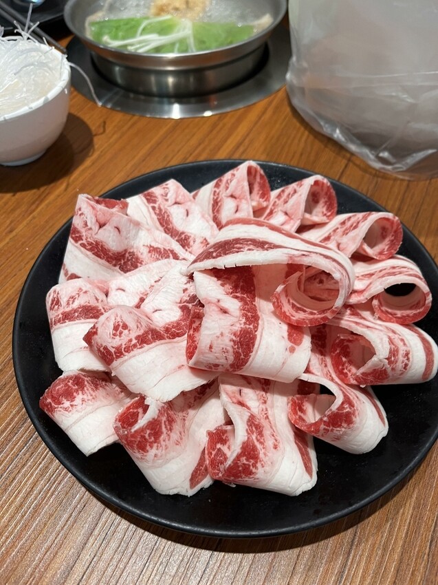 桃園市中壢區【桃園鍋物】真正高CP值【M's涮涮屋桃園店】產地直送海鮮盤份量多又新鮮，不收服務費超佛心，吃火鍋的好選