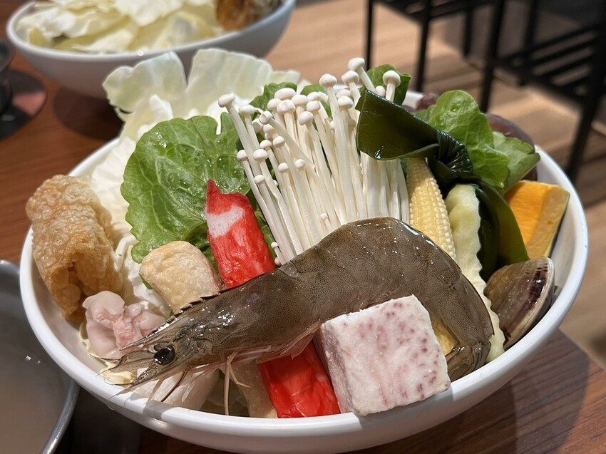 桃園市中壢區【桃園鍋物】真正高CP值【M's涮涮屋桃園店】產地直送海鮮盤份量多又新鮮，不收服務費超佛心，吃火鍋的好選
