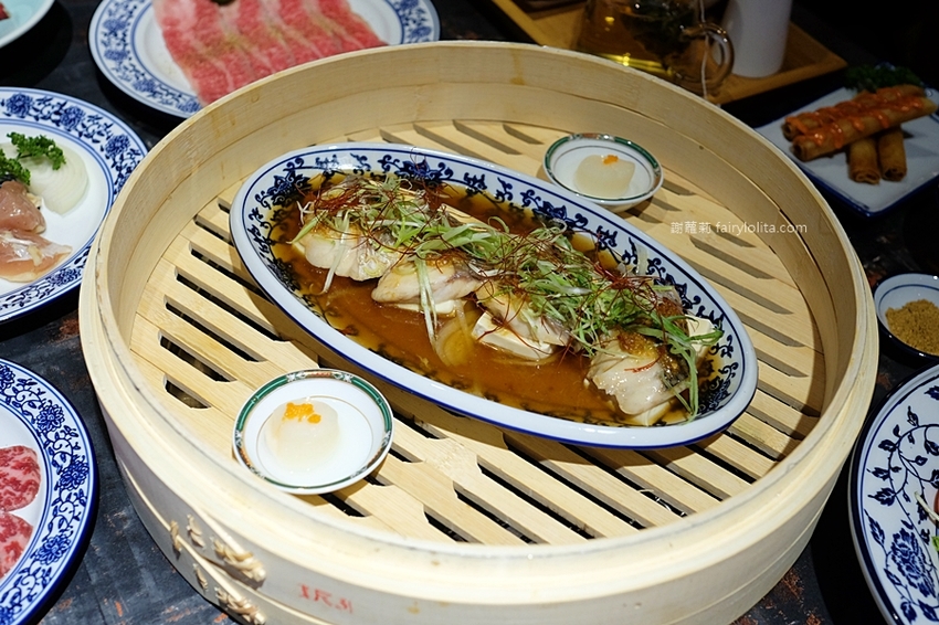 墨妃家 燒肉。全台中第一家「延禧攻略」宮廷風燒肉，16道燒肉料理讓你飽到撐，豚骨湯、飲料無限喝！ @蹦啾♥謝蘿莉 La vie heureuse