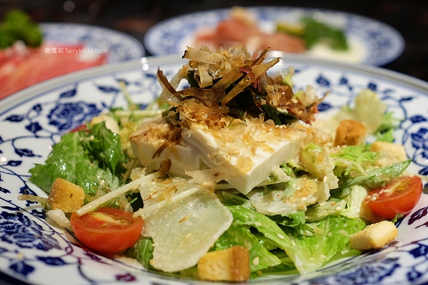 墨妃家 燒肉。全台中第一家「延禧攻略」宮廷風燒肉，16道燒肉料理讓你飽到撐，豚骨湯、飲料無限喝！ @蹦啾♥謝蘿莉 La vie heureuse