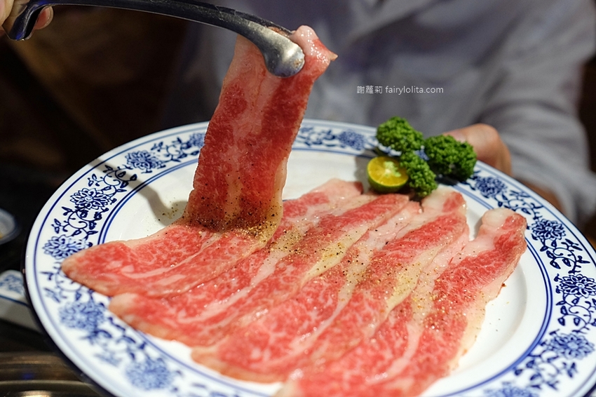 墨妃家 燒肉。全台中第一家「延禧攻略」宮廷風燒肉，16道燒肉料理讓你飽到撐，豚骨湯、飲料無限喝！ @蹦啾♥謝蘿莉 La vie heureuse