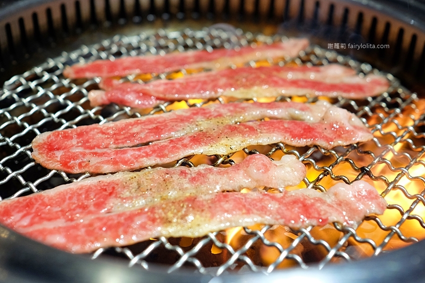 墨妃家 燒肉。全台中第一家「延禧攻略」宮廷風燒肉，16道燒肉料理讓你飽到撐，豚骨湯、飲料無限喝！ @蹦啾♥謝蘿莉 La vie heureuse