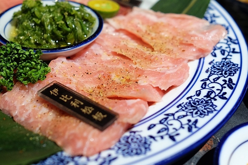 墨妃家 燒肉。全台中第一家「延禧攻略」宮廷風燒肉，16道燒肉料理讓你飽到撐，豚骨湯、飲料無限喝！ @蹦啾♥謝蘿莉 La vie heureuse