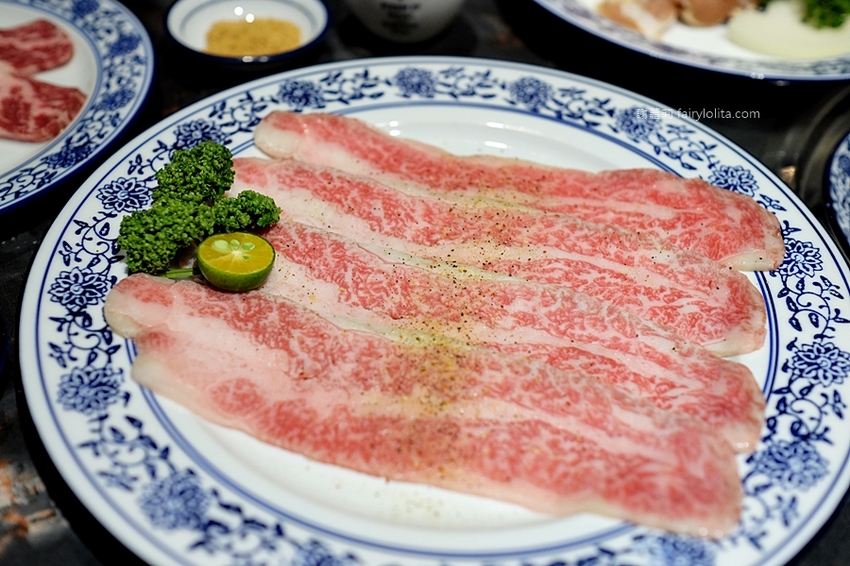 墨妃家 燒肉。全台中第一家「延禧攻略」宮廷風燒肉，16道燒肉料理讓你飽到撐，豚骨湯、飲料無限喝！ @蹦啾♥謝蘿莉 La vie heureuse